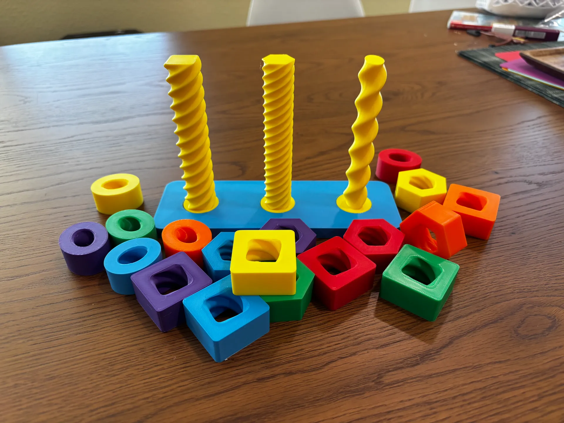 Brinquedo Educativo de Encaixe e Empilhamento Colorido